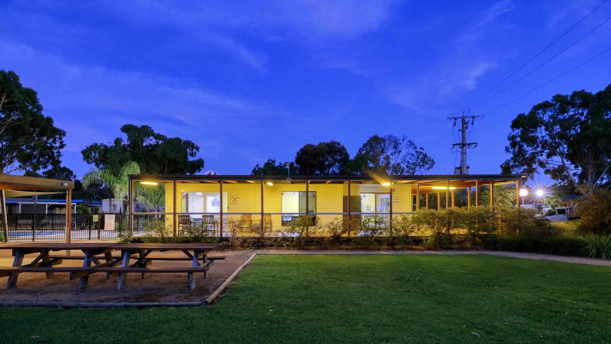 Yarrawonga Riverlands Tourist Park エクステリア 写真